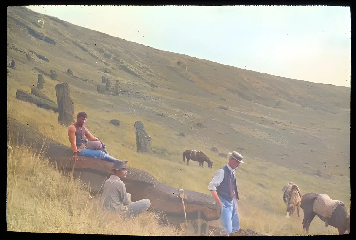View of moai with three men and three horses, Rano Raraku, Oc,G.T.1469, Mana Expedition to Easter Island, British Museum — Isla de Pascua — 1914 | Chile de Ayer