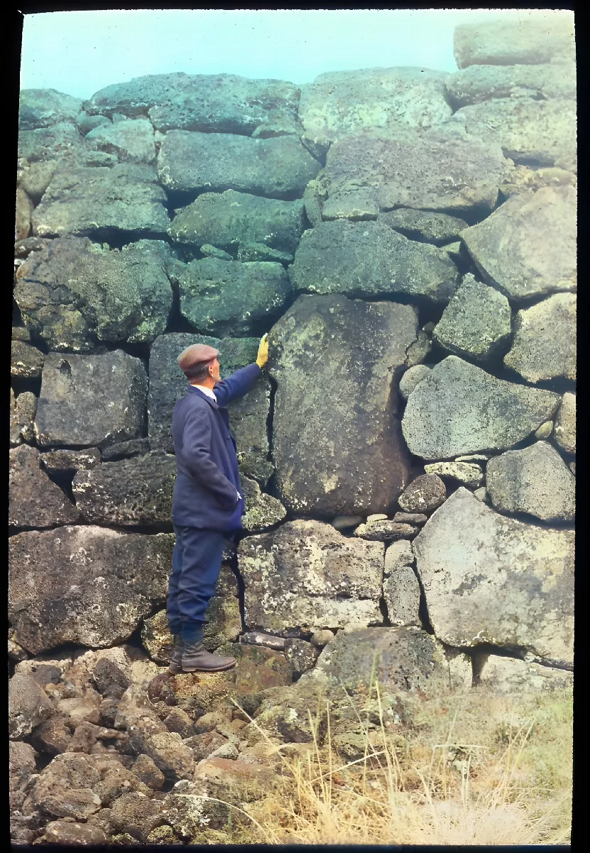 View of stone wall, Ahu Tongariki, Oc,G.T.1494, Mana Expedition to Easter Island, British Museum — Isla de Pascua — 1914 | Chile de Ayer