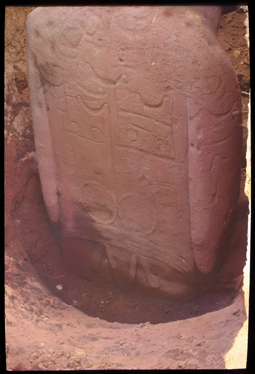 View of the back of a moai, excavated, standing upright in the ground, with design markings; Rano Raraku, Oc,G.T.1479, Mana Expedition to Easter Island, British Museum — Isla de Pascua — 1914 | Chile de Ayer