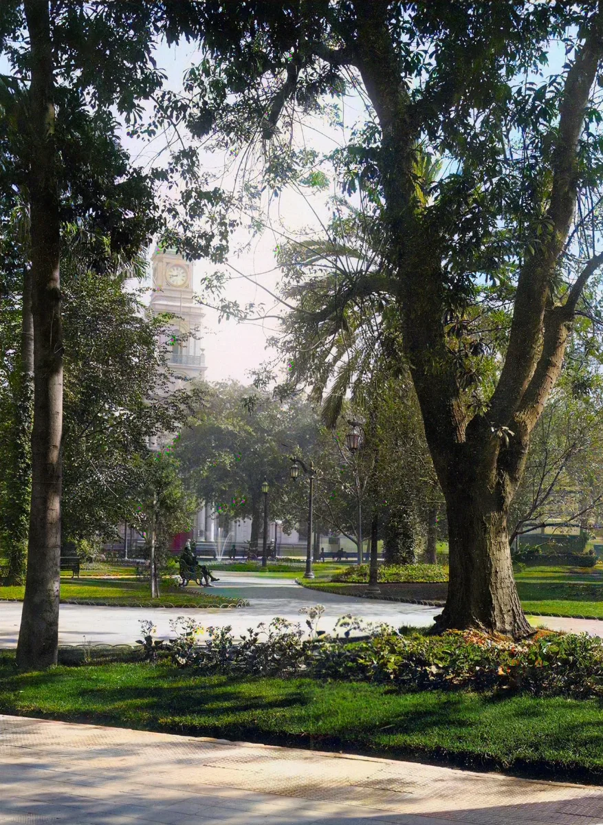Plaza de Armas de Santiago C.a 1930 — Plaza de Armas de Santiago — 1930 | Chile de Ayer