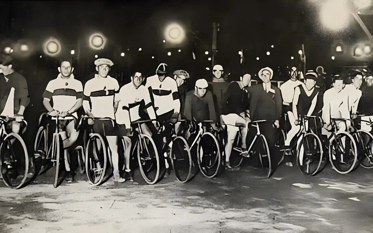 Competencia nocturna en el velódromo de los Campos de Sports de Ñuloa — 1928 | Chile de Ayer