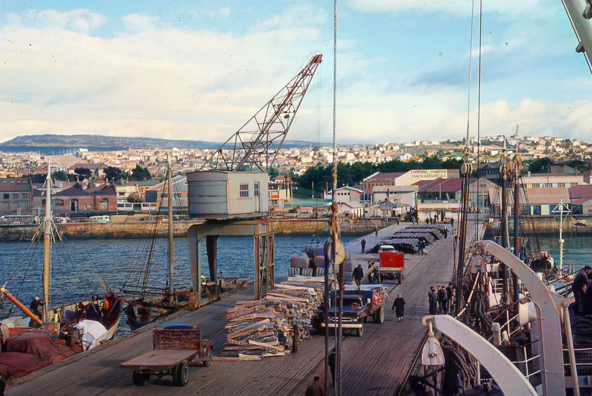Puerto de Punta Arenas en actividad, 1962 — Puerto de Punta Arenas — 1962 | Chile de Ayer