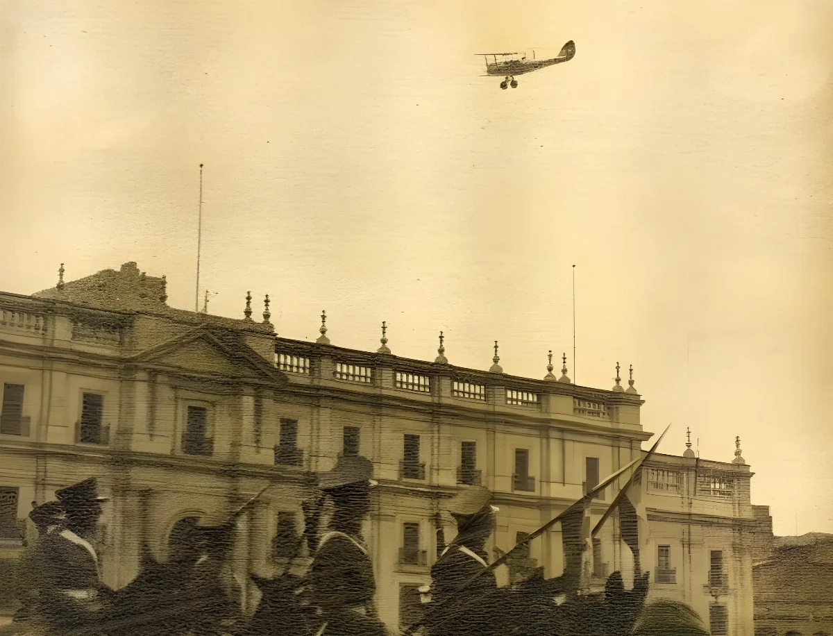 Golpe de Estado en Chile 4 de junio de 1932 Aviones sobre Palacio de La Moneda — 1932 | Chile de Ayer