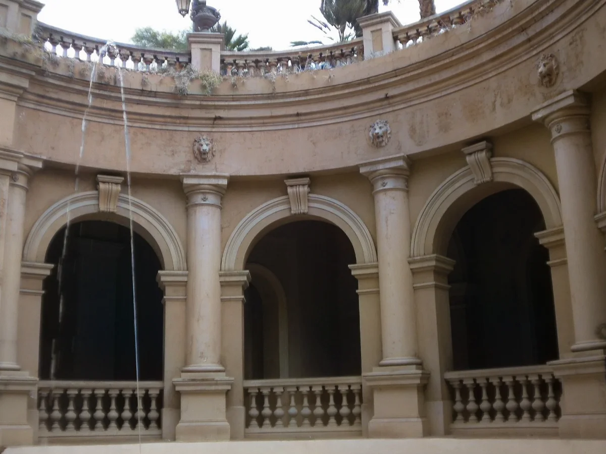 Patio interior con arcadas neoclásicas — aprox. 1880–1930 | Chile de Ayer