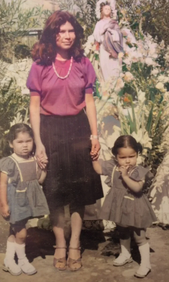 Madre e hijas en Parroquia Santa Cruz de Mayo, La Florida, 1979 — Parroquia Santa Cruz de Mayo — 1979 | Chile de Ayer