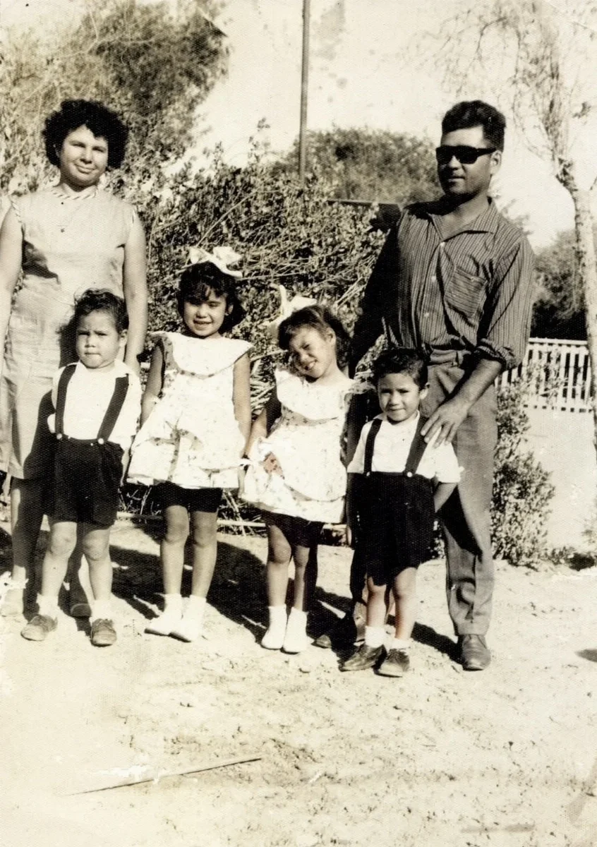 Familia de visita en La Tirana, 1962 — La Tirana — 1962 | Chile de Ayer