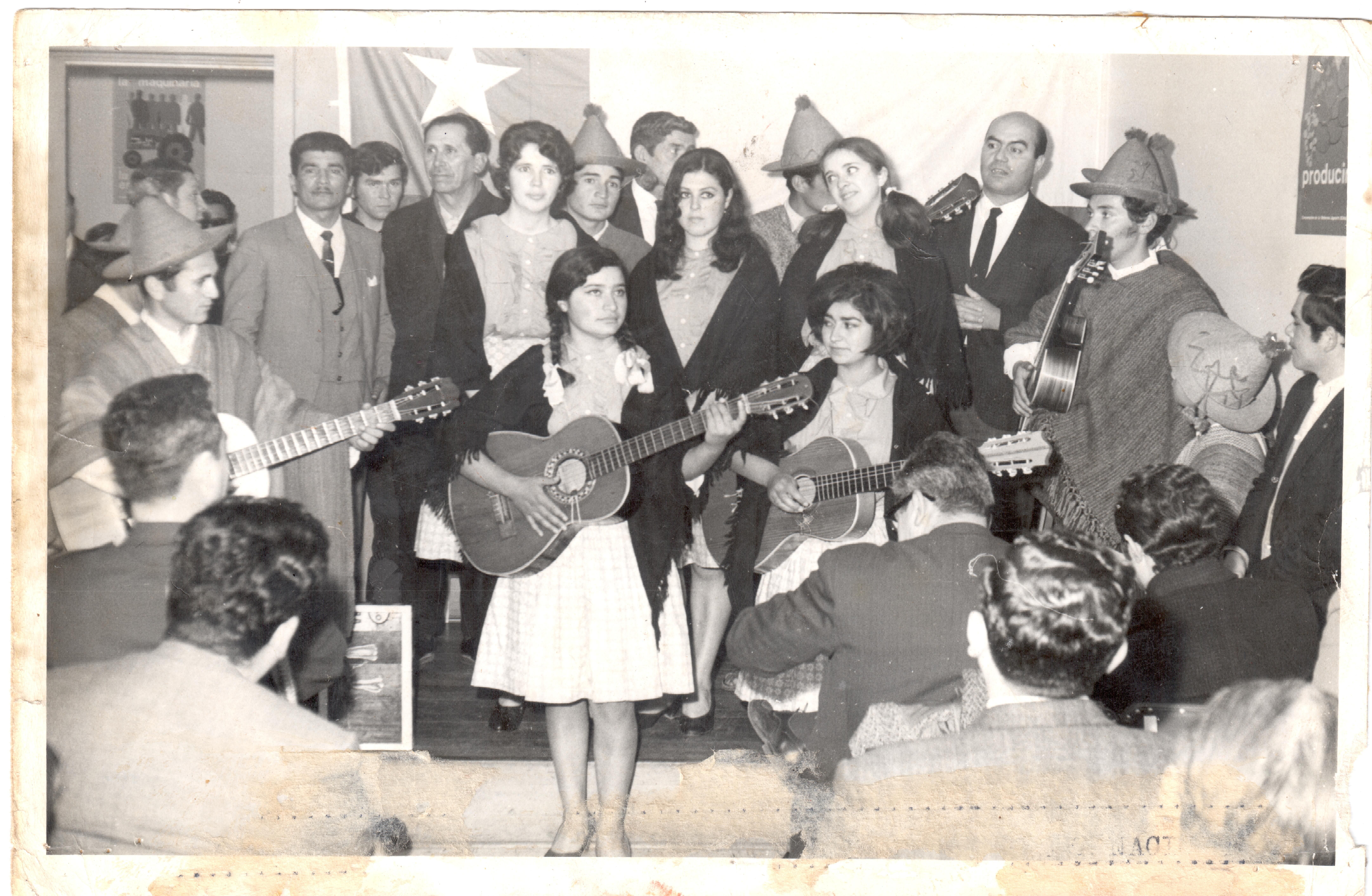 Conjunto musical folclorico — Calle Larga — 1965 | Chile de Ayer