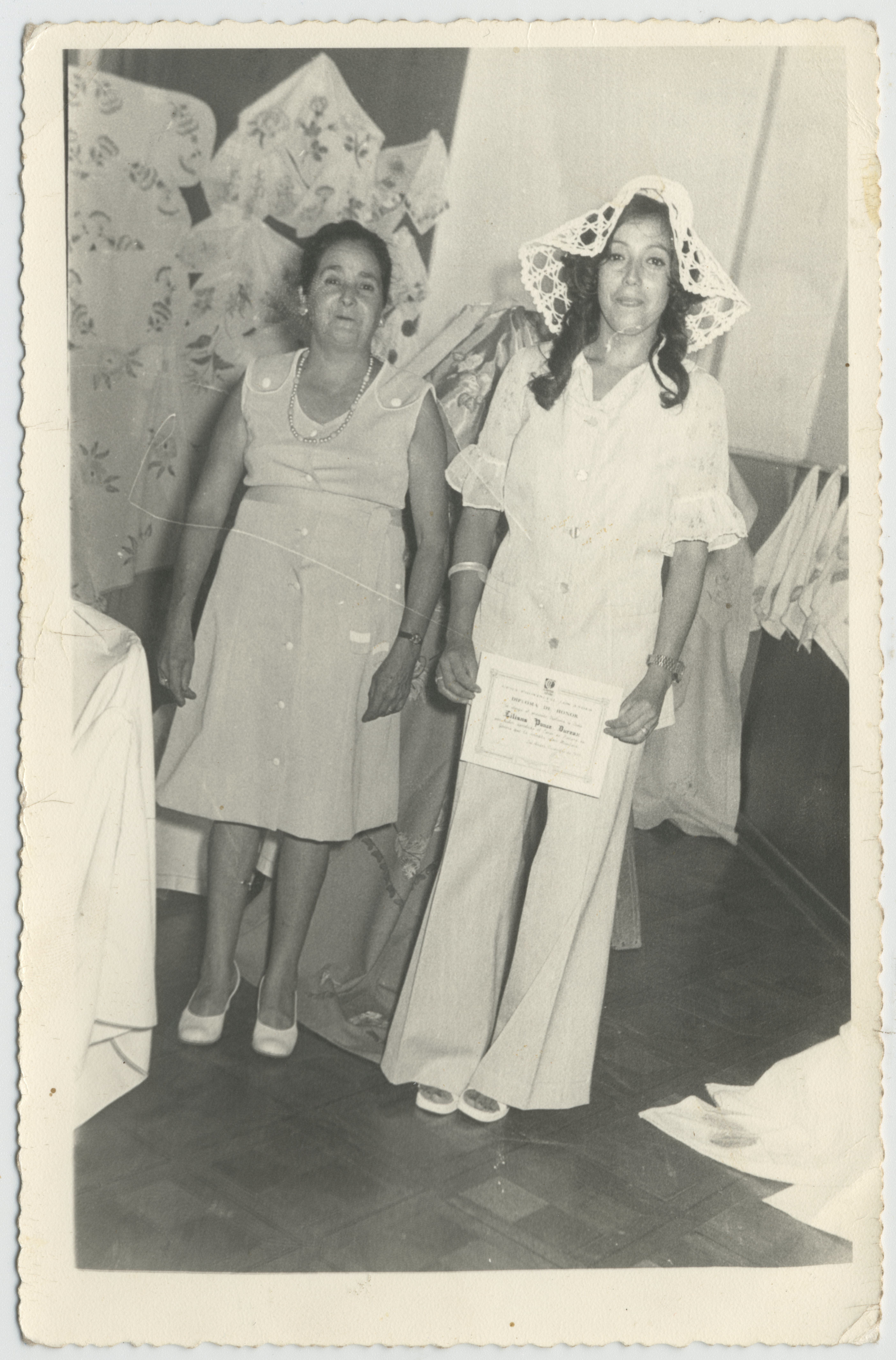 Liliana Ponce y su Madre María Dureaux — Los Andes — 1970 | Chile de Ayer