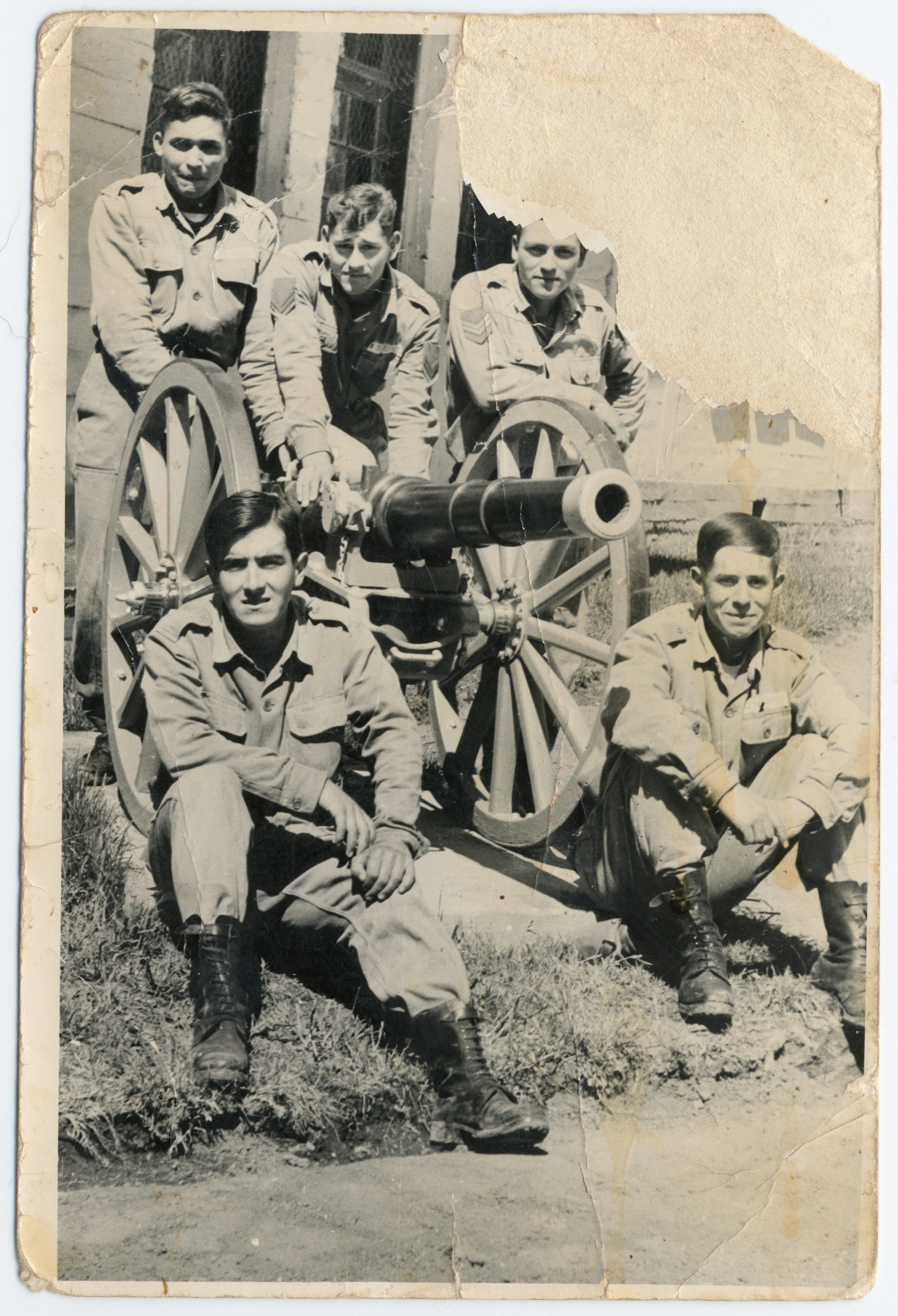 Grupo de militares con artillería — Los Andes — 1968 | Chile de Ayer