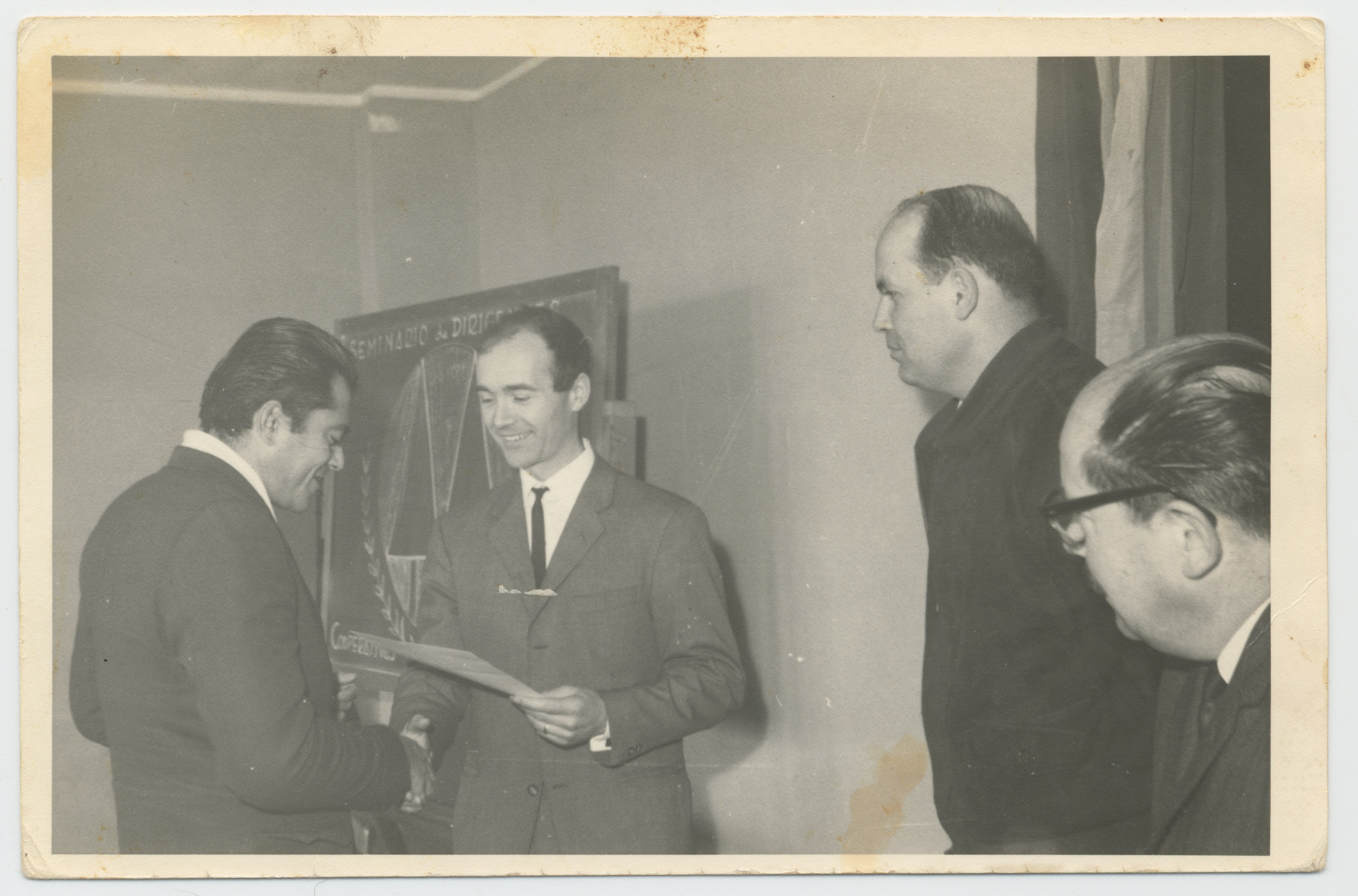 Entrega de diploma por curso de cooperativismo en Universidad de Chile — 1967 | Chile de Ayer