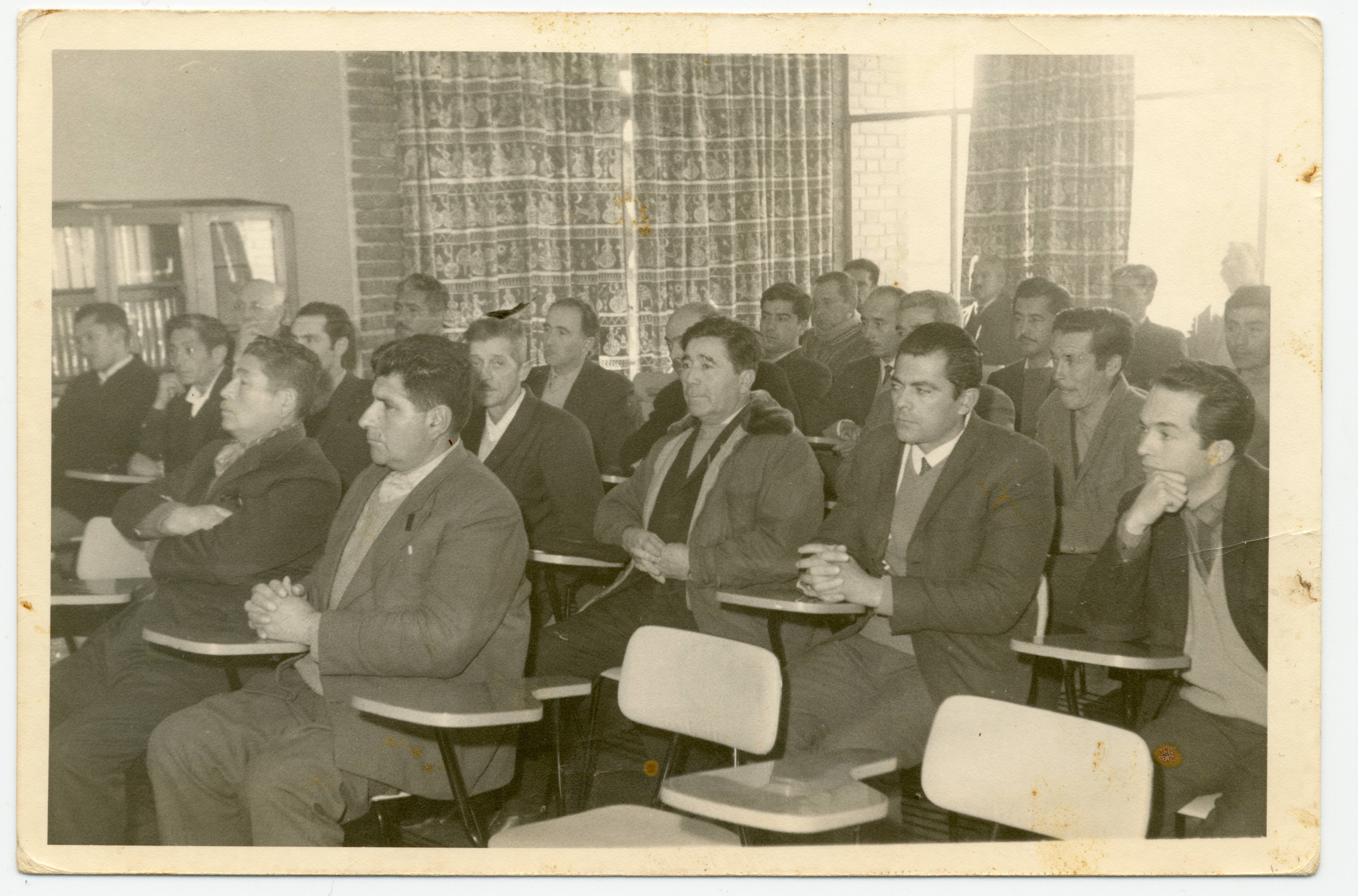 Compañeros en clase cooperativismo en Universidad de Chile — 1967 | Chile de Ayer