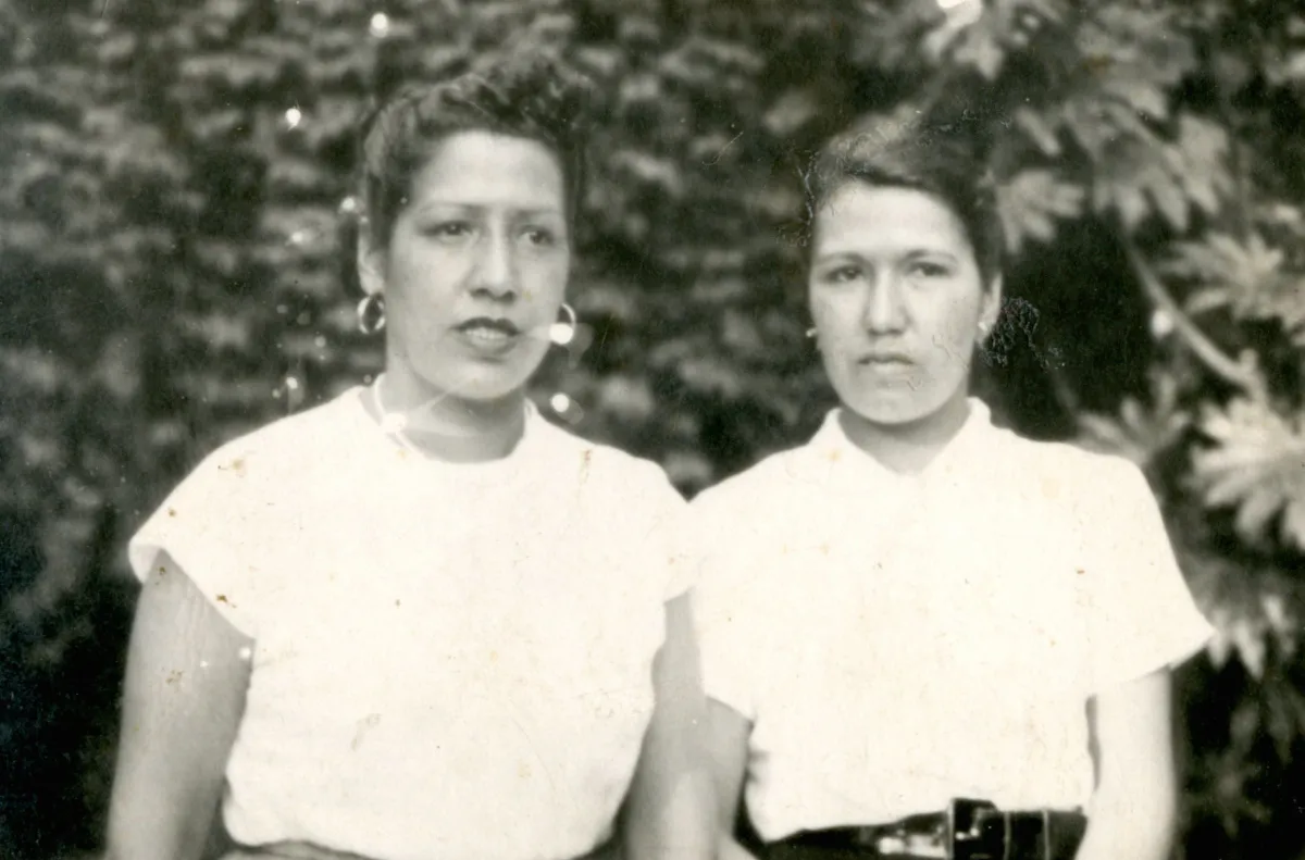 Isolina Fernandez y amiga — Calle Larga — 1955 | Chile de Ayer