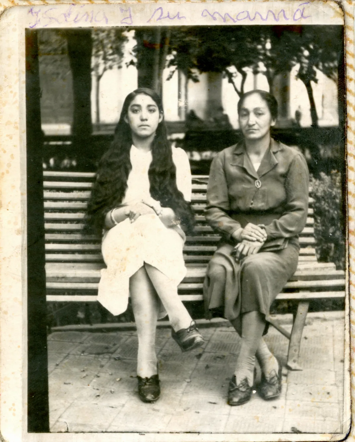 Madre e hija en plaza de Rinconada — Los Andes — 1940 | Chile de Ayer
