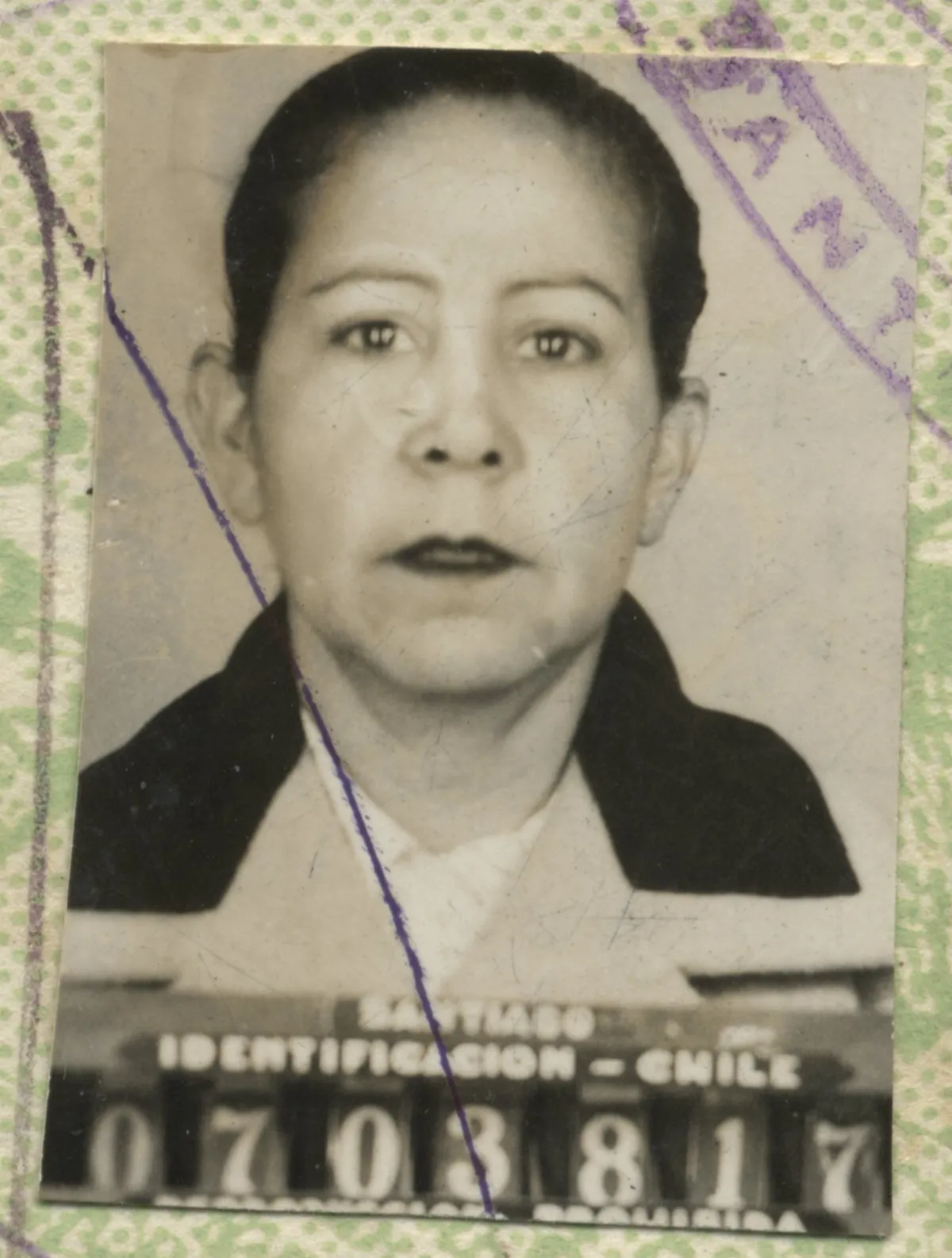 Foto de Pasaportede Yolanda Leiva — Calle Larga — 1957 | Chile de Ayer