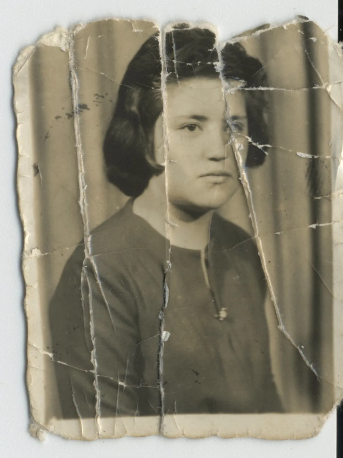 Retrato de Olga Mura León a sus 18 años — Calle Larga — 1962 | Chile de Ayer