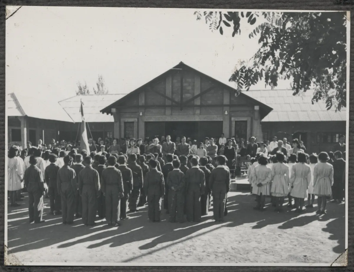 Acto escolar con formación de alumnos y autoridades — Calle Larga — 1953 | Chile de Ayer