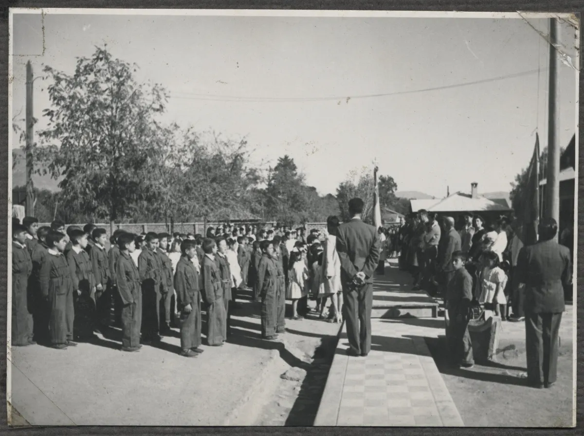 Acto escolar con formación de estudiantes en patio, Escuela Rosa Squella — Calle Larga — 1953 | Chile de Ayer