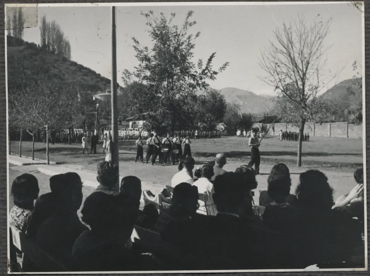 Desfile de alumnos y banda de guerra — Calle Larga — 1953 | Chile de Ayer