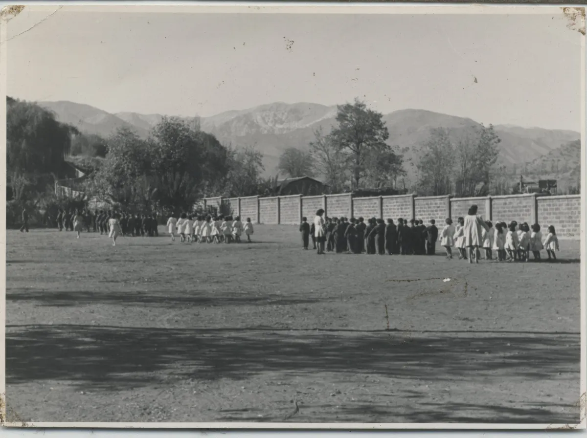 Alumnos de la escuela preparados para desfilar — Calle Larga — 1953 | Chile de Ayer