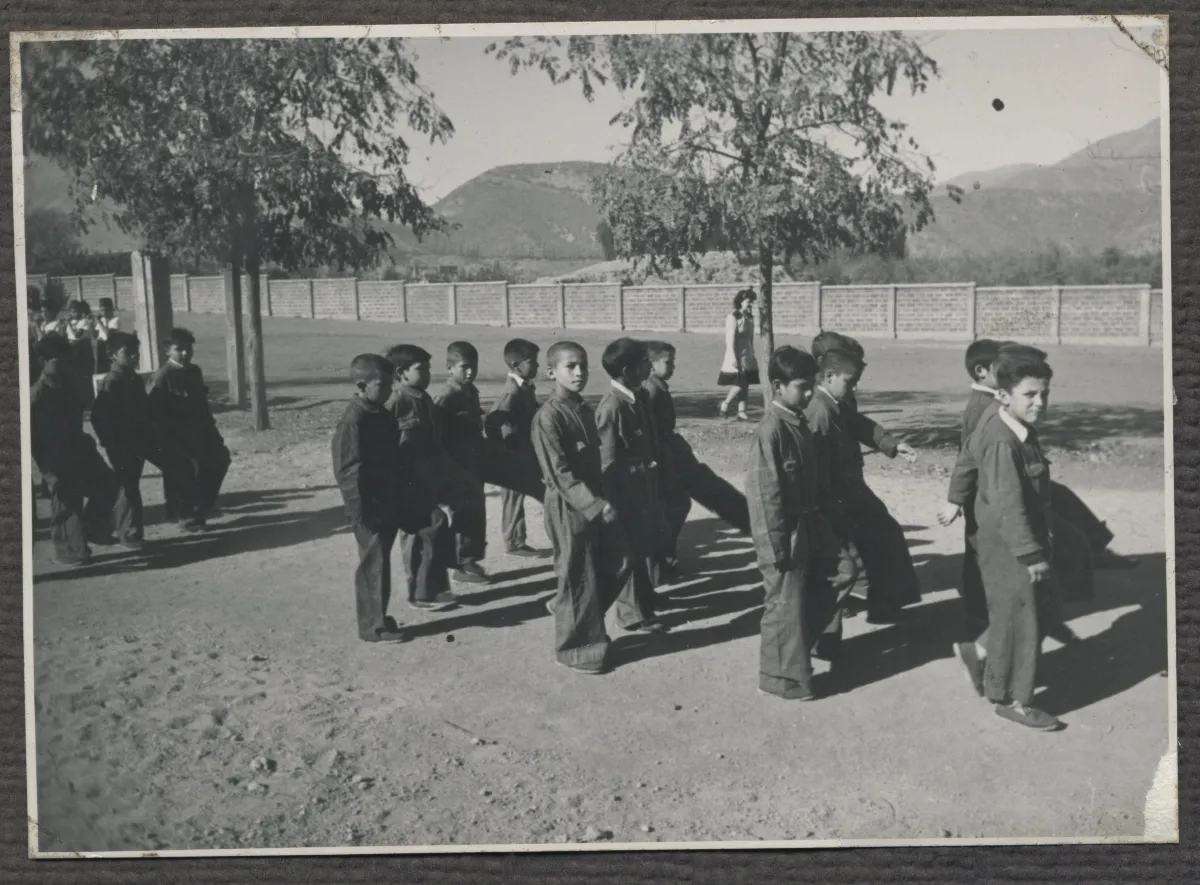 Aumnos desfilando — Calle Larga — 1953 | Chile de Ayer
