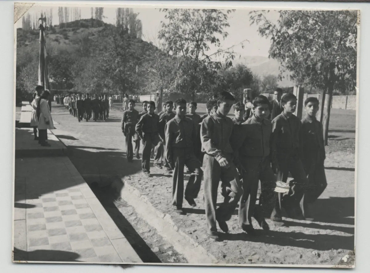 Aumnos desfilando — Calle Larga — 1953 | Chile de Ayer
