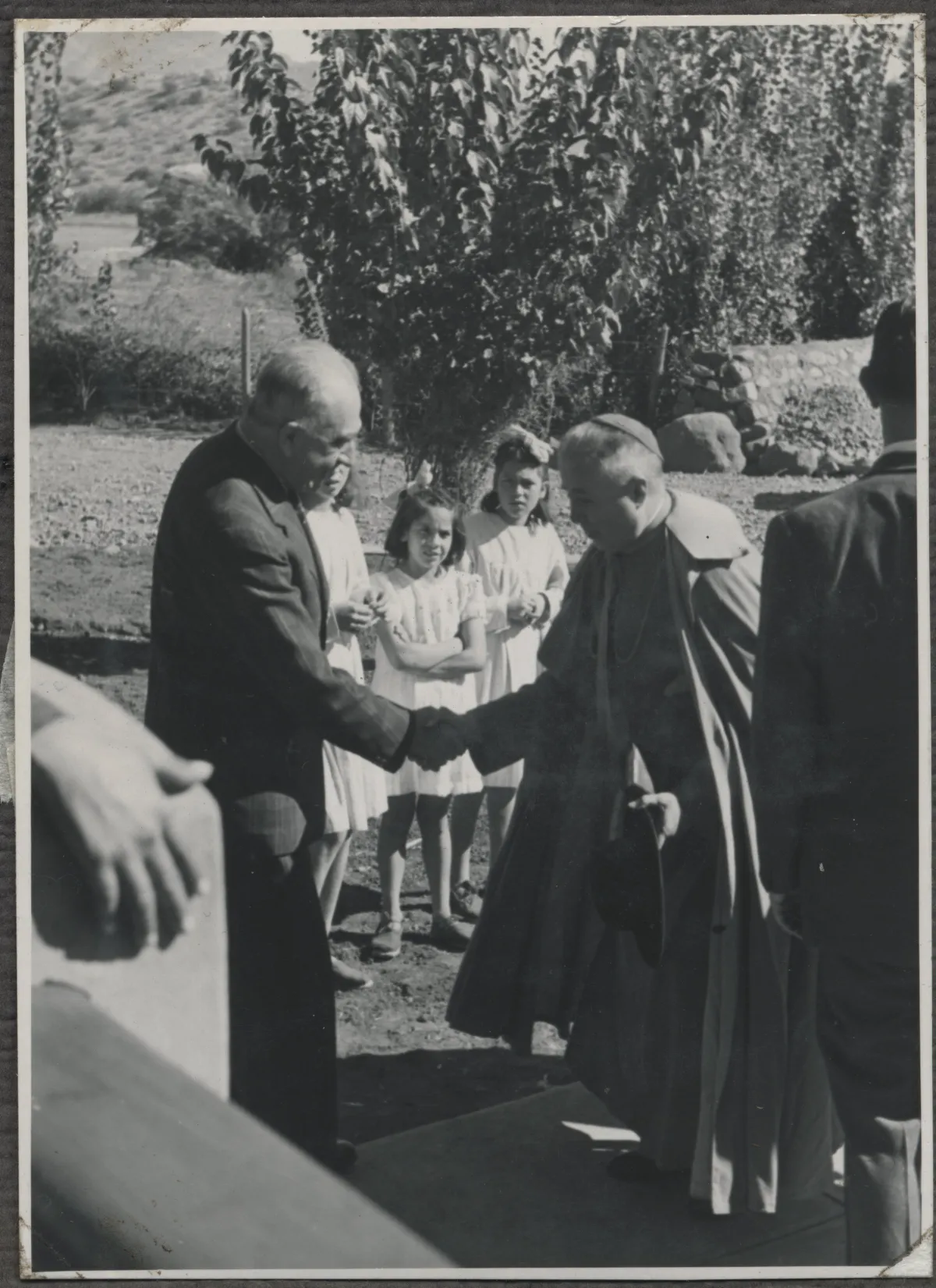 Bienvenida de autoridades locales a sacerdote — Calle Larga — 1953 | Chile de Ayer
