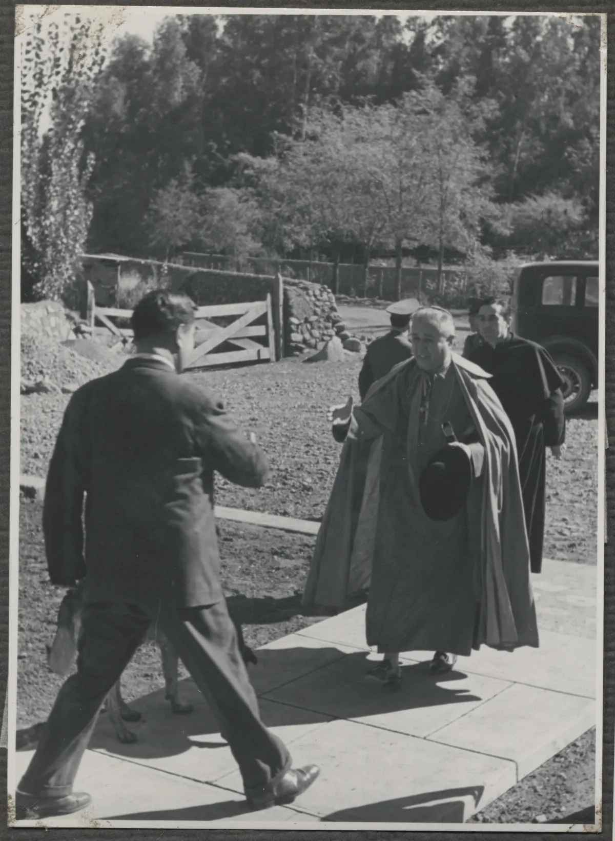 Bienvenida de autoridades locales a sacerdote — Calle Larga — 1953 | Chile de Ayer
