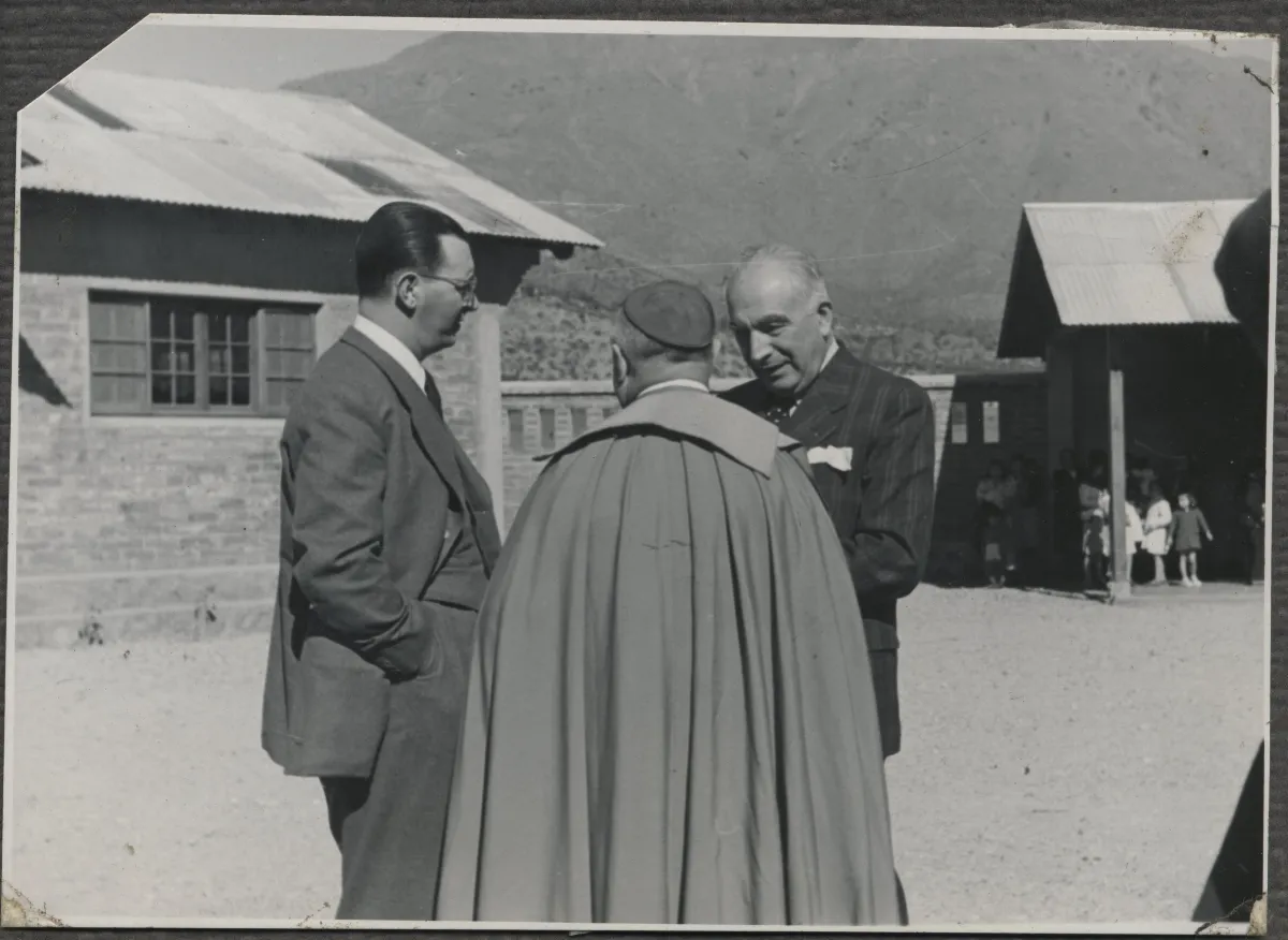 Autoridades de la Fundación Pascual Baburiza junto a Sacerdote — Calle Larga — 1953 | Chile de Ayer
