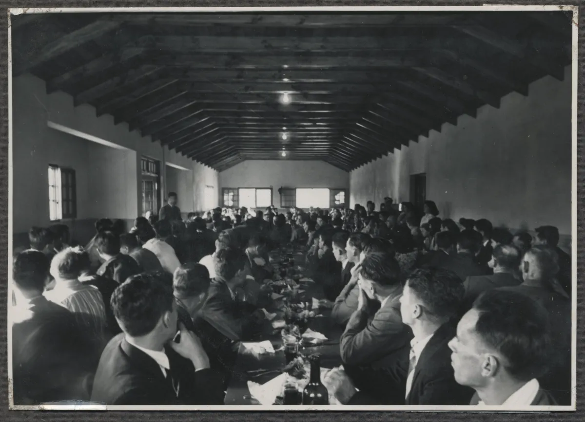 Comedor central del complejo para trabajadores de la Hacienda San Vicente — Calle Larga — 1953 | Chile de Ayer