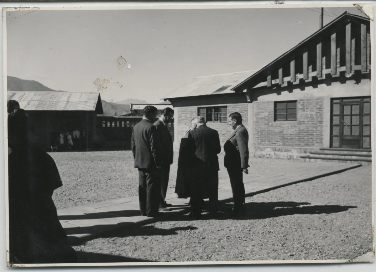 Autoridades de la Fundación Pascual Baburiza junto a Sacerdote — Calle Larga — 1953 | Chile de Ayer