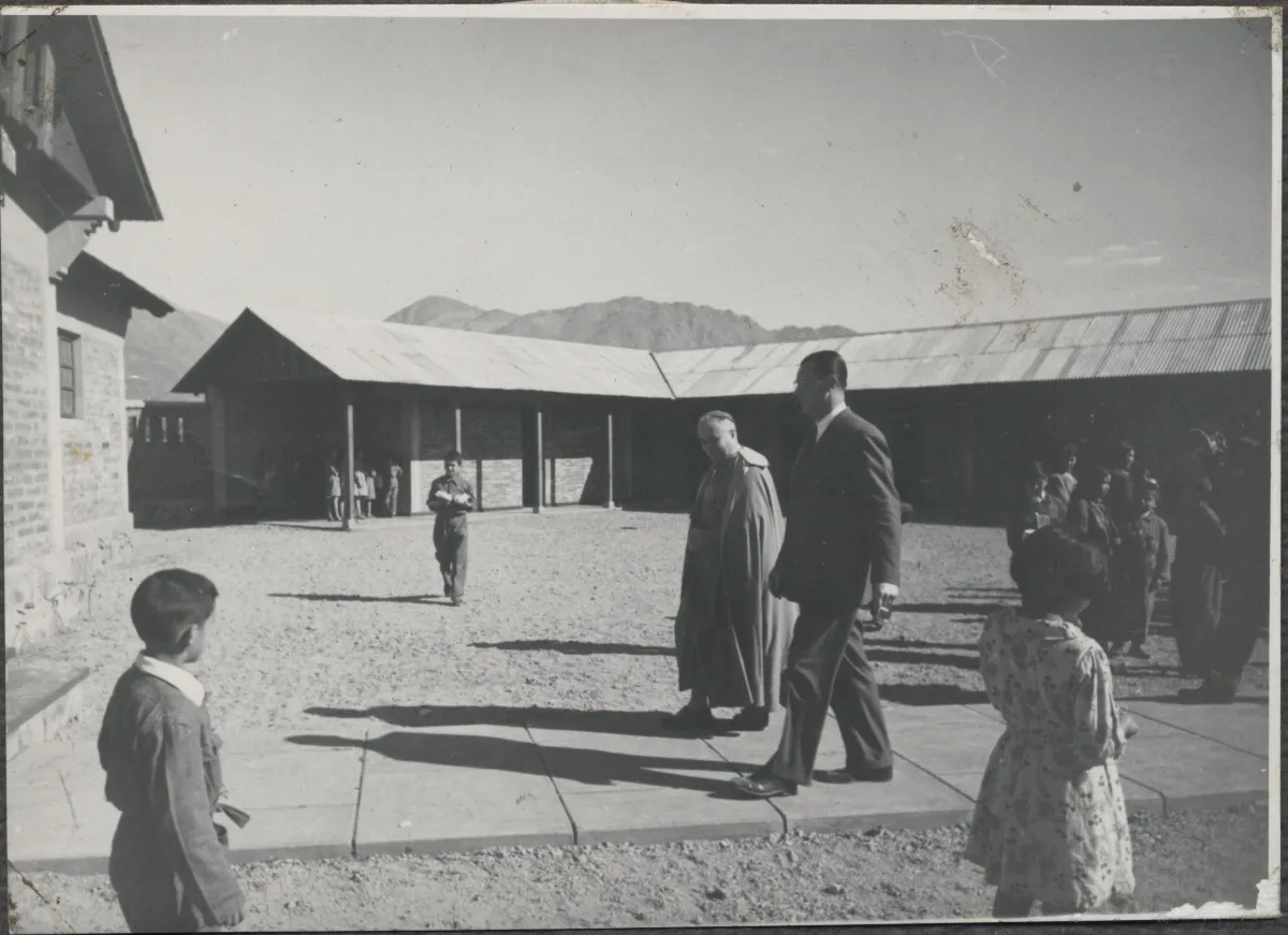 Director la Fundación Pascual Baburiza junto a Sacerdote recorriendo el Complejo para Trabajadores — Calle Larga — 1953 | Chile de Ayer