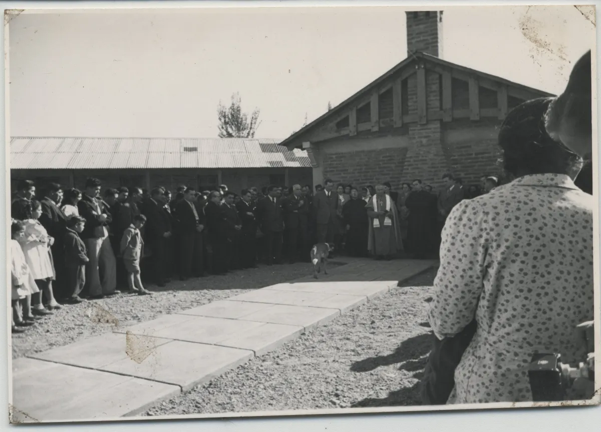 Niños, habitantes y autoridades en ceremonia de bendición del complejo para trabajadores de la Hacienda San Vicente, Actual escuela Cristo Redentor — Calle Larga — 1953 | Chile de Ayer