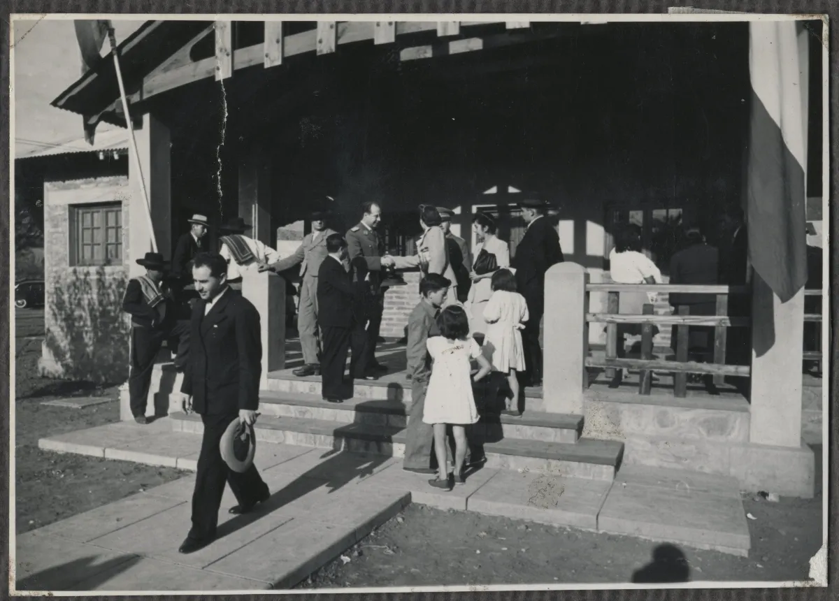 Acto oficial con autoridades en entrada del Complejo Hacienda San Vicente — Calle Larga — 1953 | Chile de Ayer