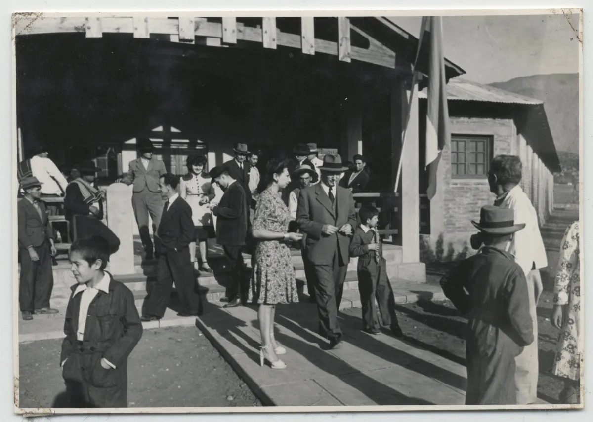 Acto oficial en patio del Complejo para Trabajadores, Hacienda San Vicente — Calle Larga — 1953 | Chile de Ayer