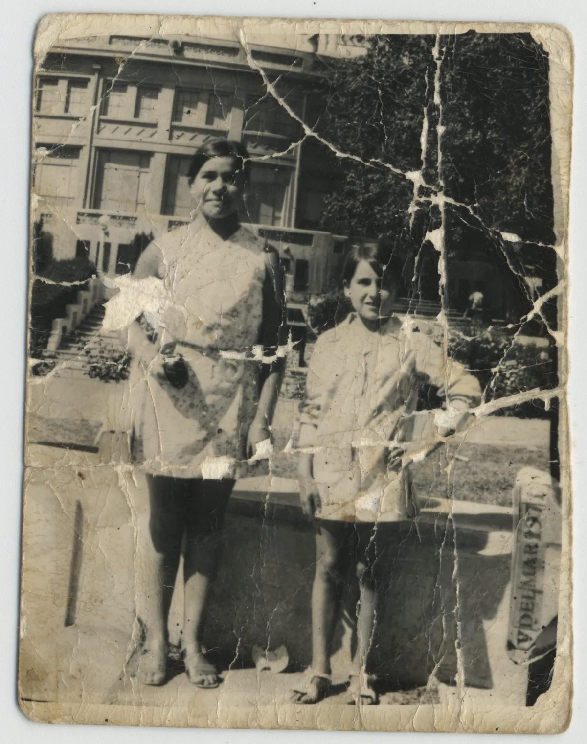 Ana María López con su amiga "Gigi" — Calle Larga — 1968 | Chile de Ayer