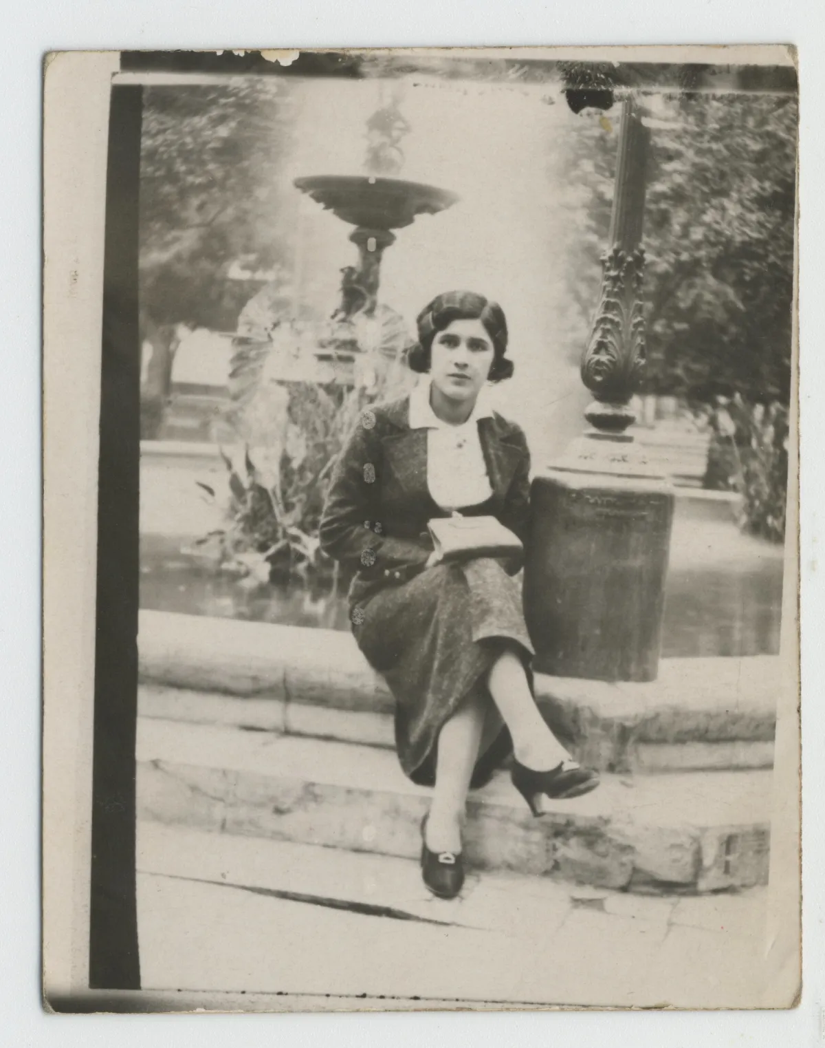 Mujer sentada en pileta de Plaza de Los Andes — Los Andes — 1930 | Chile de Ayer
