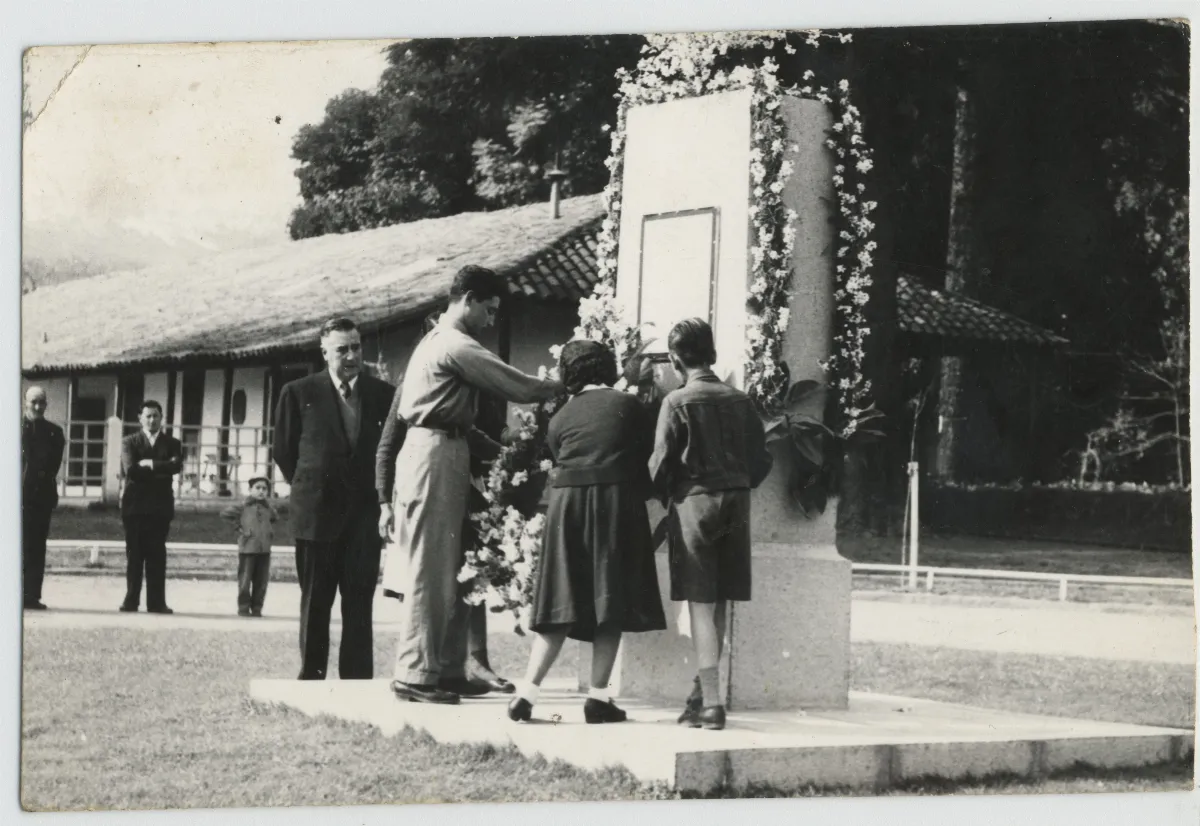 Entrega de ofrenda floral en acto de conmemoración del aniversario de fallecimineto de don Pascual Baburizza Soletic — Calle Larga — 1950 | Chile de Ayer