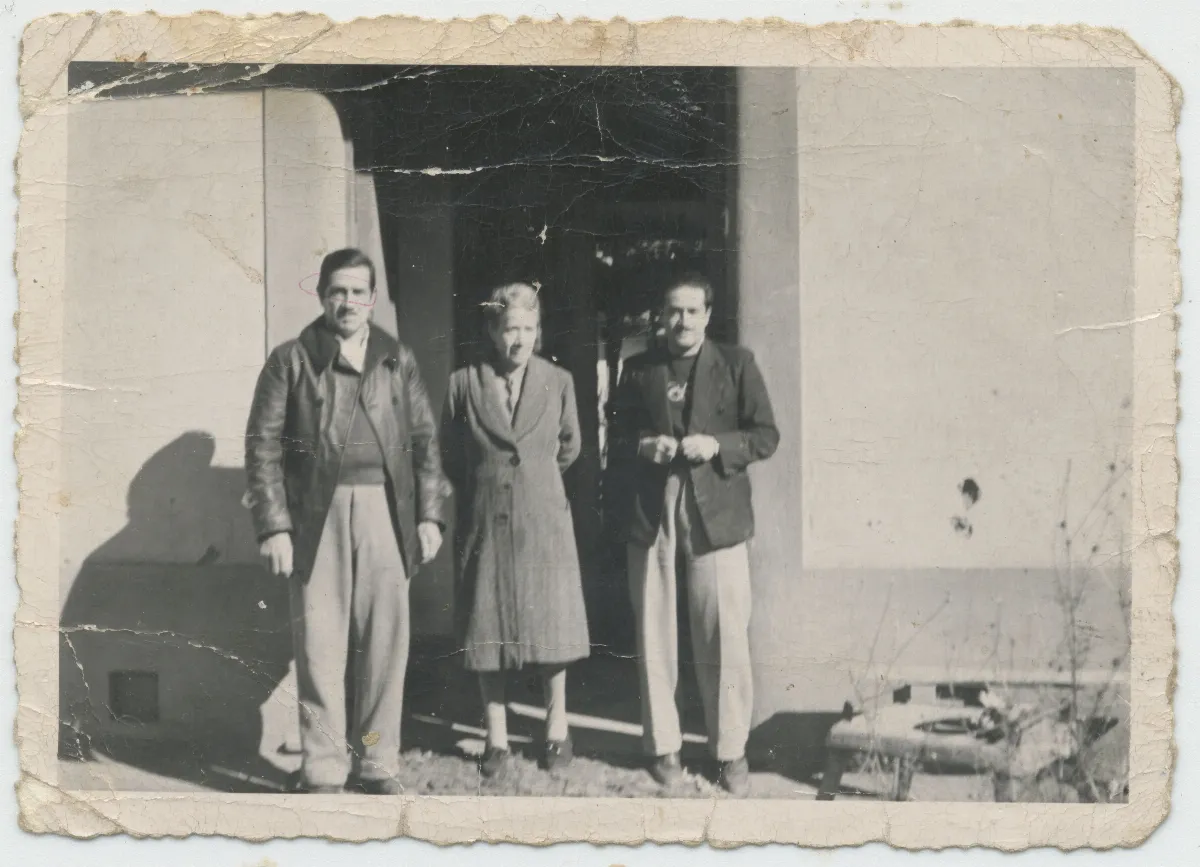 Familia Contreras Clavijo frente a la casa de Pocuro — Pocuro — 1950 | Chile de Ayer