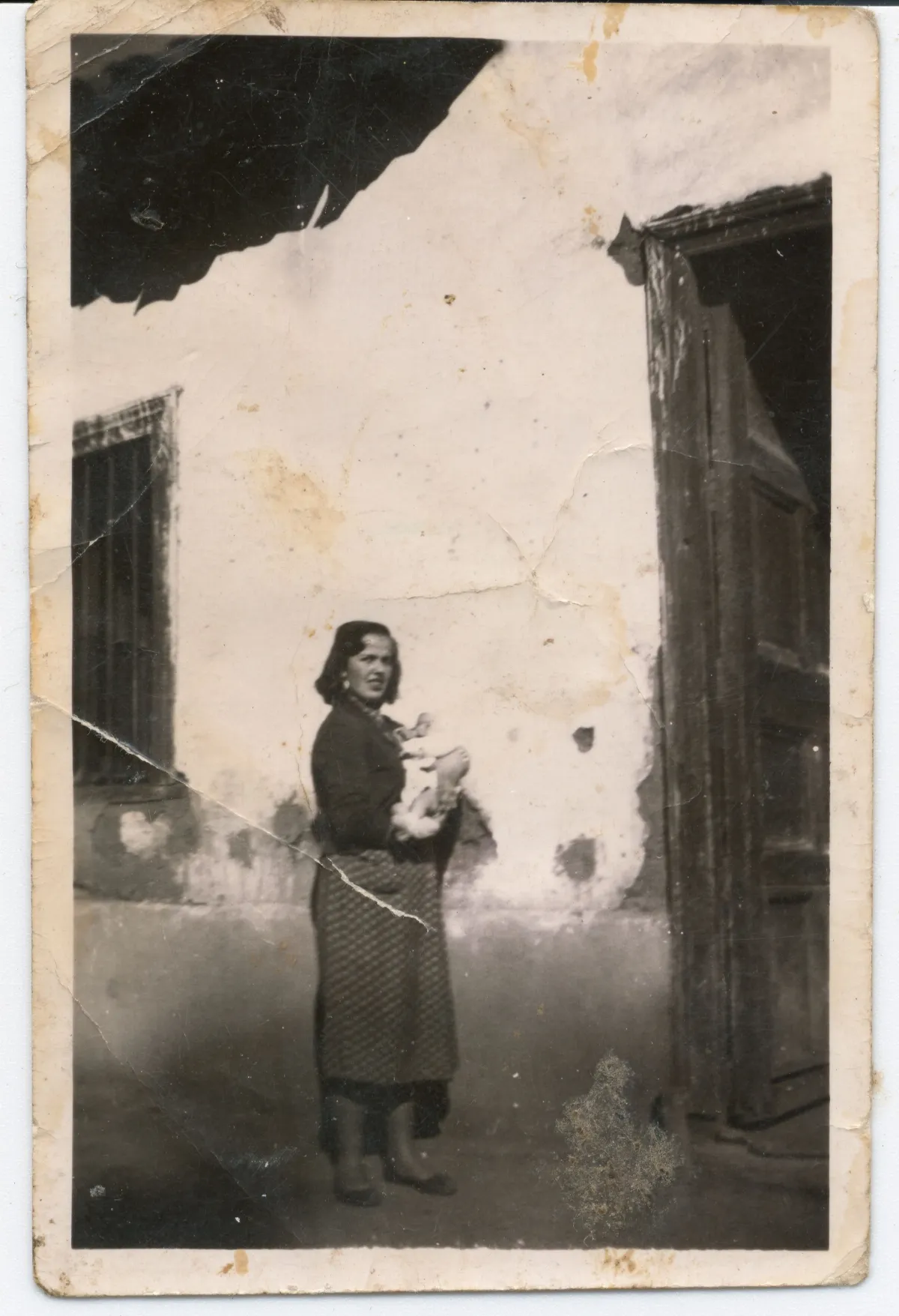 Mujer cn bebé en frontis de casa en Pocuro — Pocuro — 1967 | Chile de Ayer