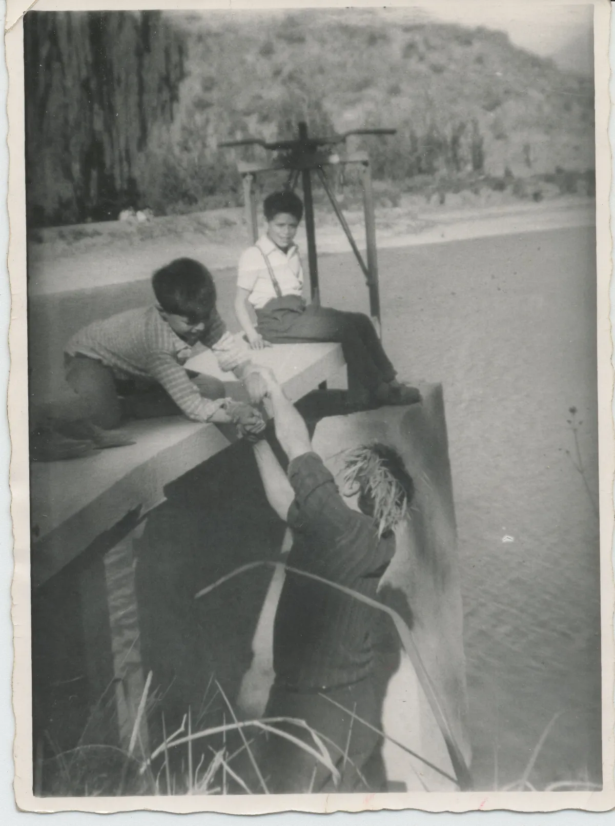 Niños operando compuerta en Tranque Fundo el Guindal — Calle Larga — 1967 | Chile de Ayer