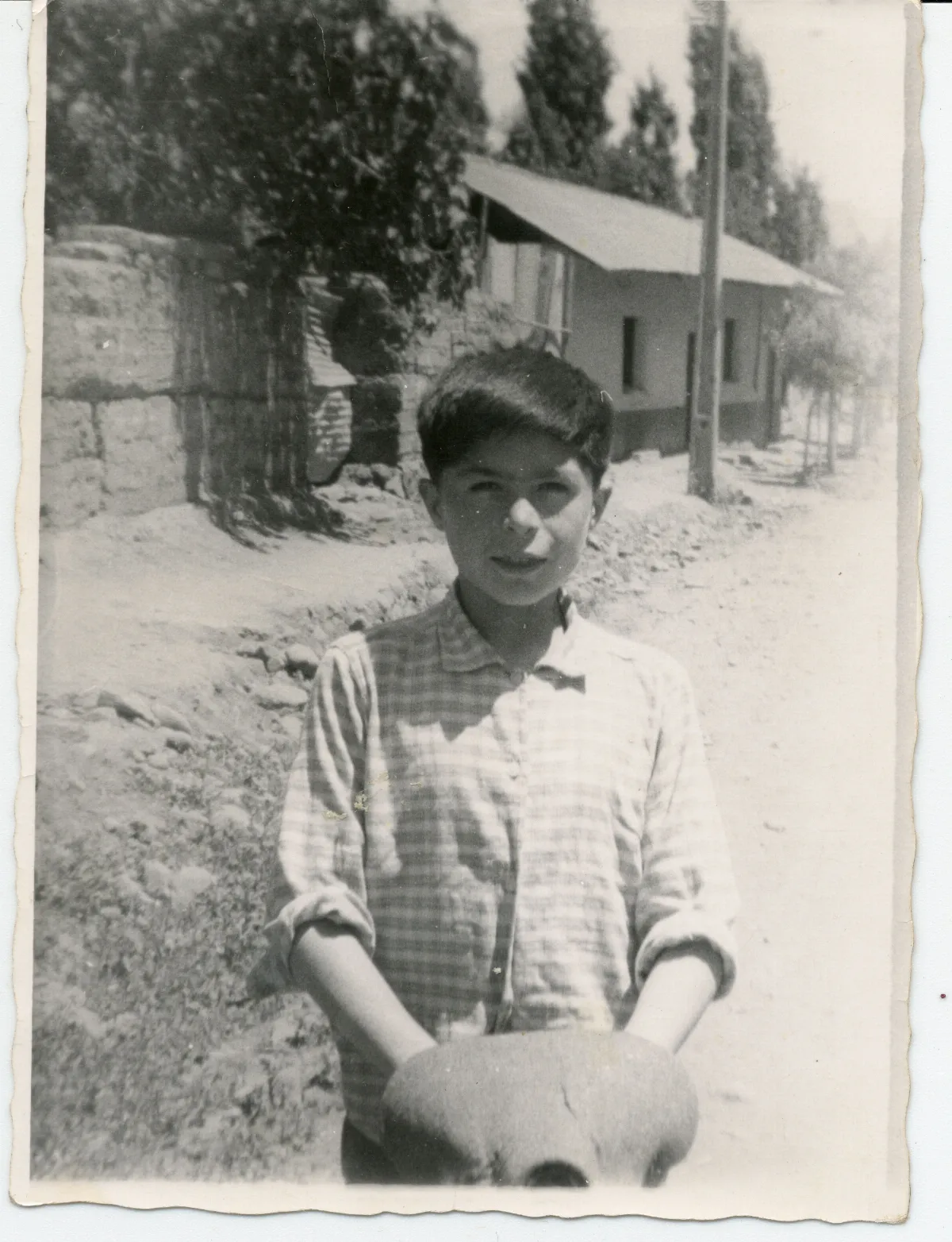 Niño en Calle Las Delicias de Pocuro — Pocuro — 1965 | Chile de Ayer
