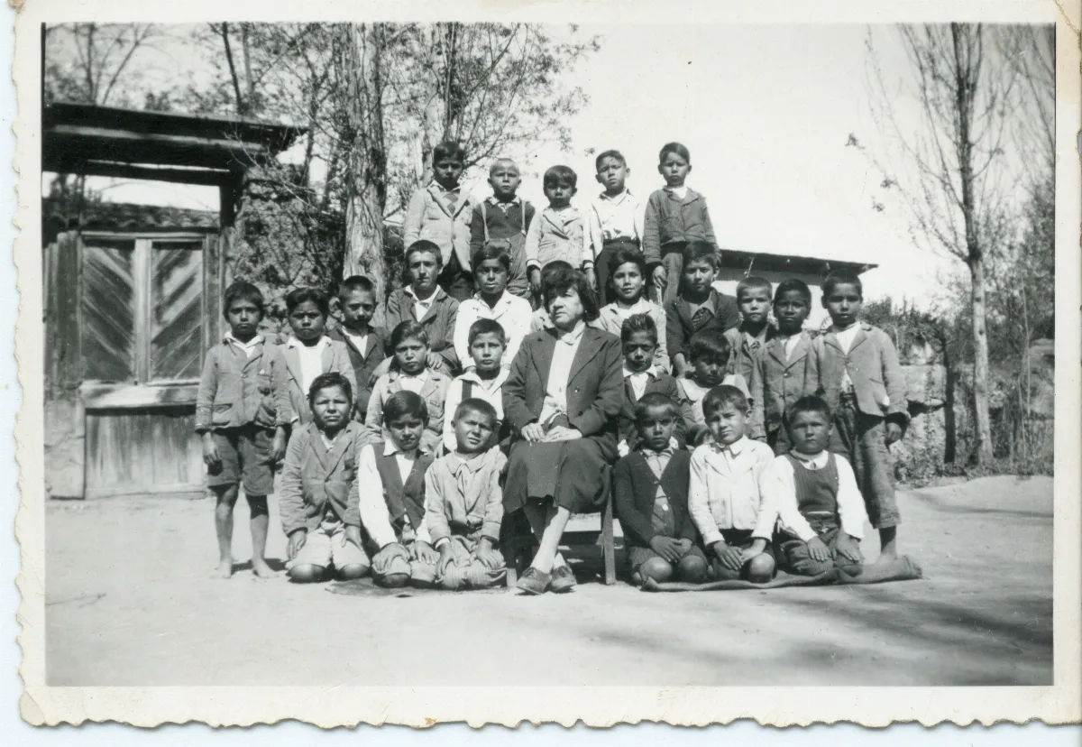 Maestra Blanca Clavijo Maturana y alumnos de la
Escuela Primaria — Calle Larga — 1930 | Chile de Ayer
