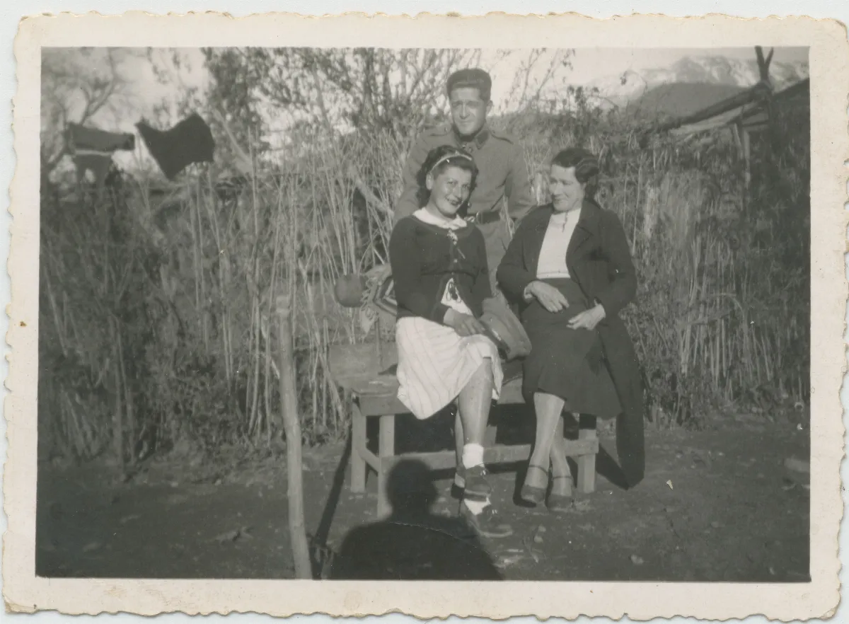 Familia Contreras Clavijo en huerto de Calle Larga — Calle Larga — 1930 | Chile de Ayer
