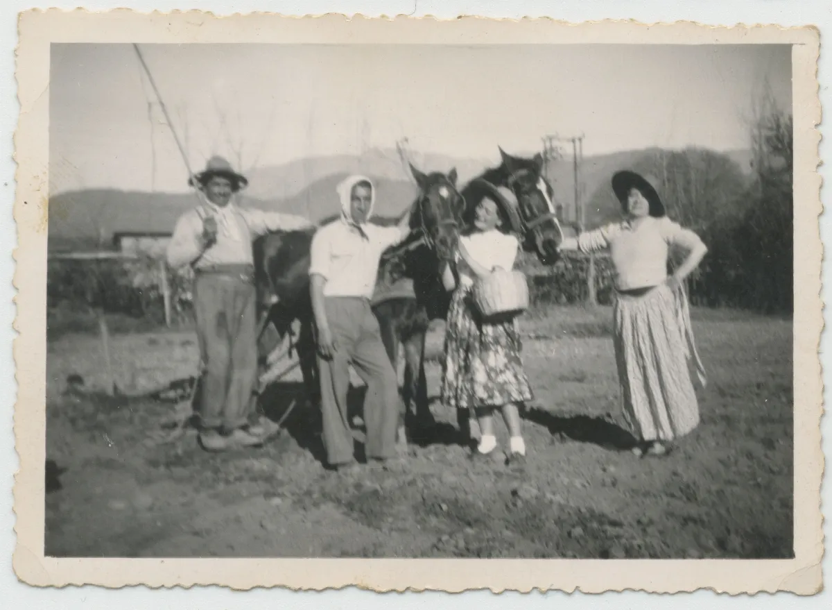 Sra Blanca Clavijos y amigos en casa de campo — Calle Larga — 1925 | Chile de Ayer
