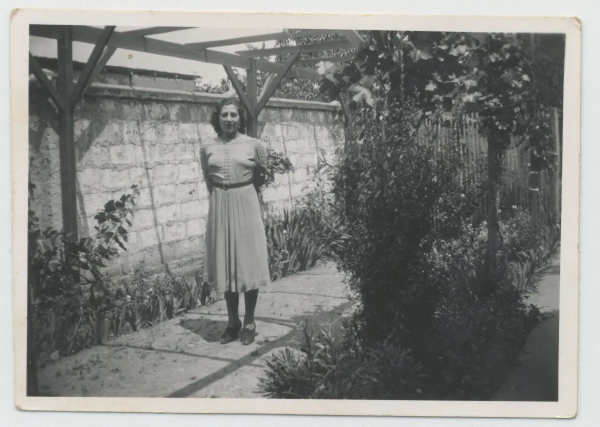 Sra Irma de Bacaro — Calle Larga — 1940 | Chile de Ayer