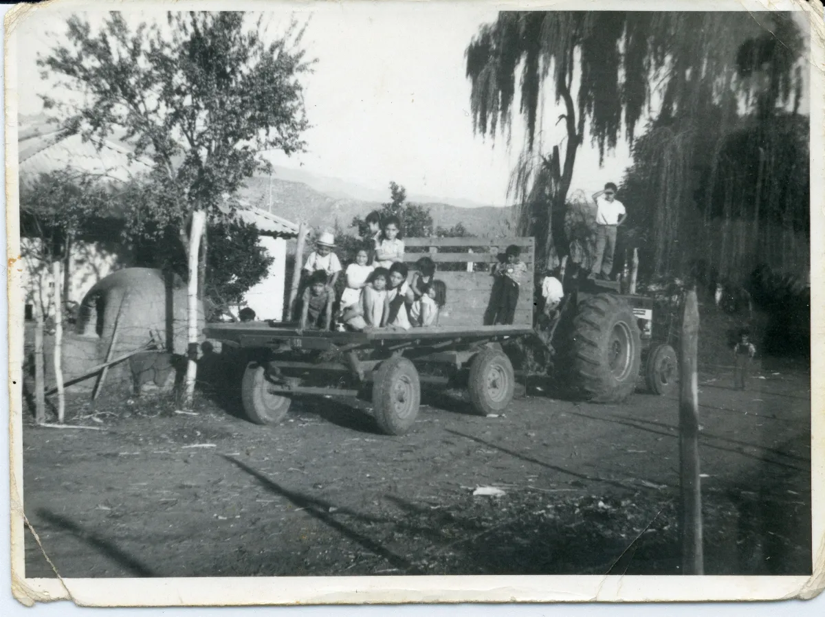 Niños amigos en carro coloso de La Caldera Vieja — Calle Larga — 1972 | Chile de Ayer