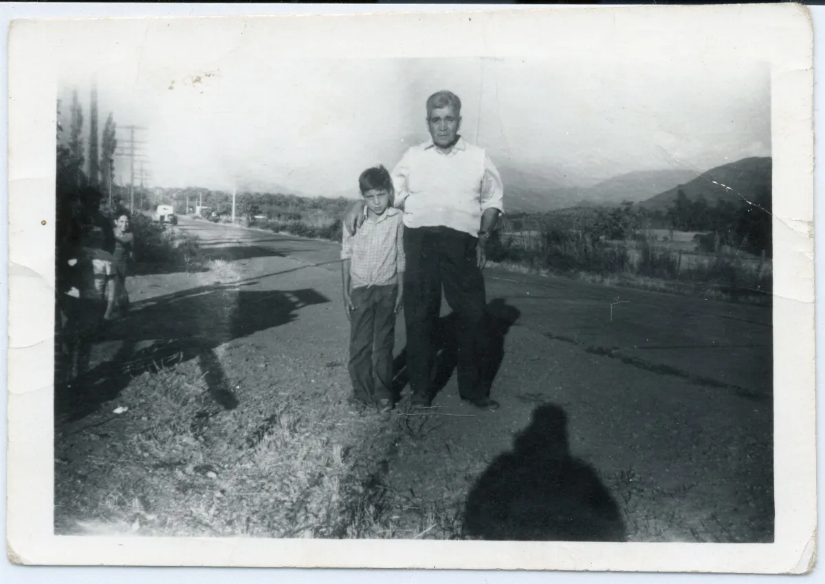 Rafael Muñoz e hijo — Calle Larga — 1970 | Chile de Ayer