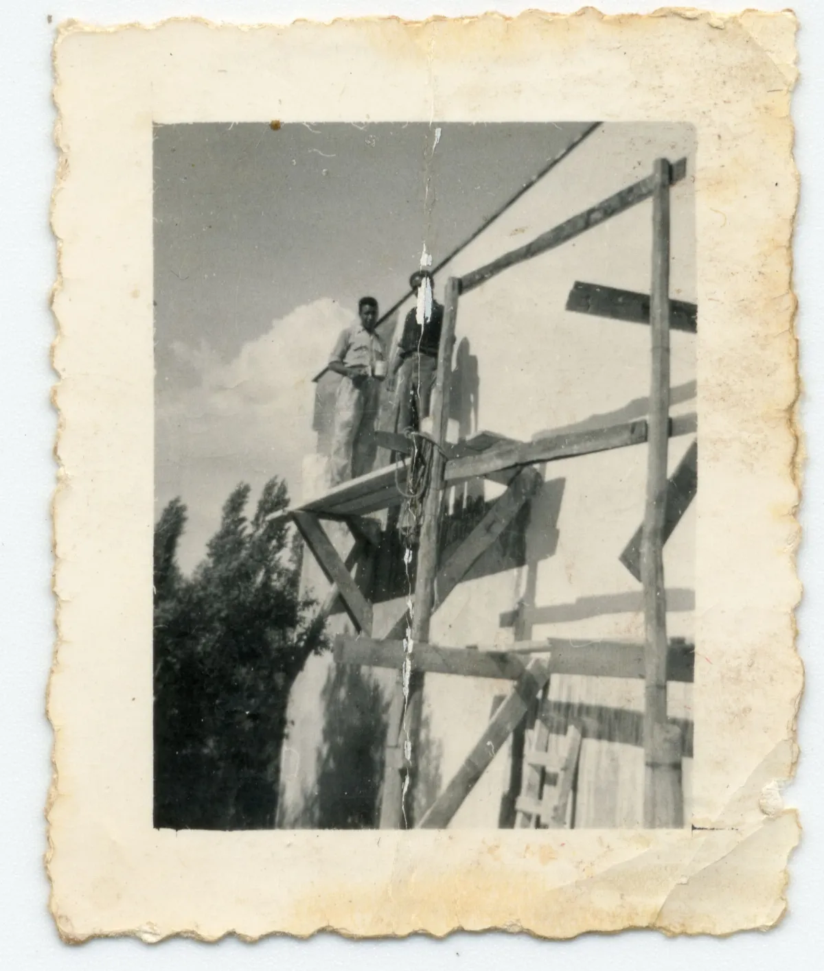 Trabajo de construcción y pintura de la capilla Nuestra Señora de Fatima — Los Andes — 1958 | Chile de Ayer