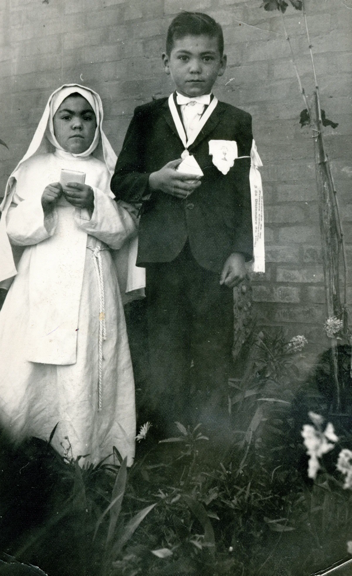 Primera Comunión, hermanos con libros de oración — Calle Larga — 1952 | Chile de Ayer