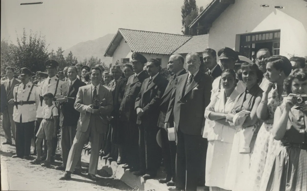 Acto de donación de maquinaria IAPB con autoridades y público en Calle Larga — Calle Larga — 1954 | Chile de Ayer